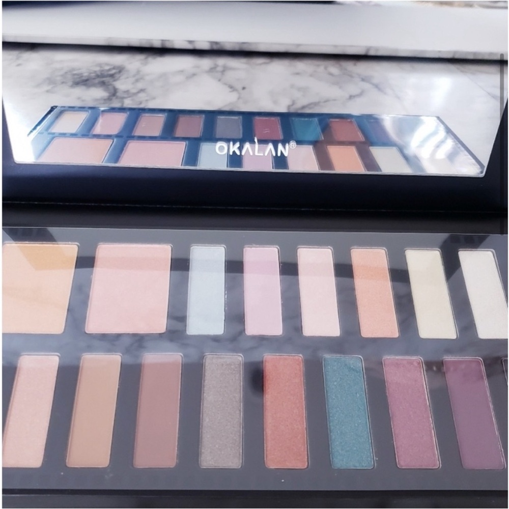 Chic Dark Color Eyeshadow Palette 18
Color Urban Memory with Mirror - Picture 7 of 7